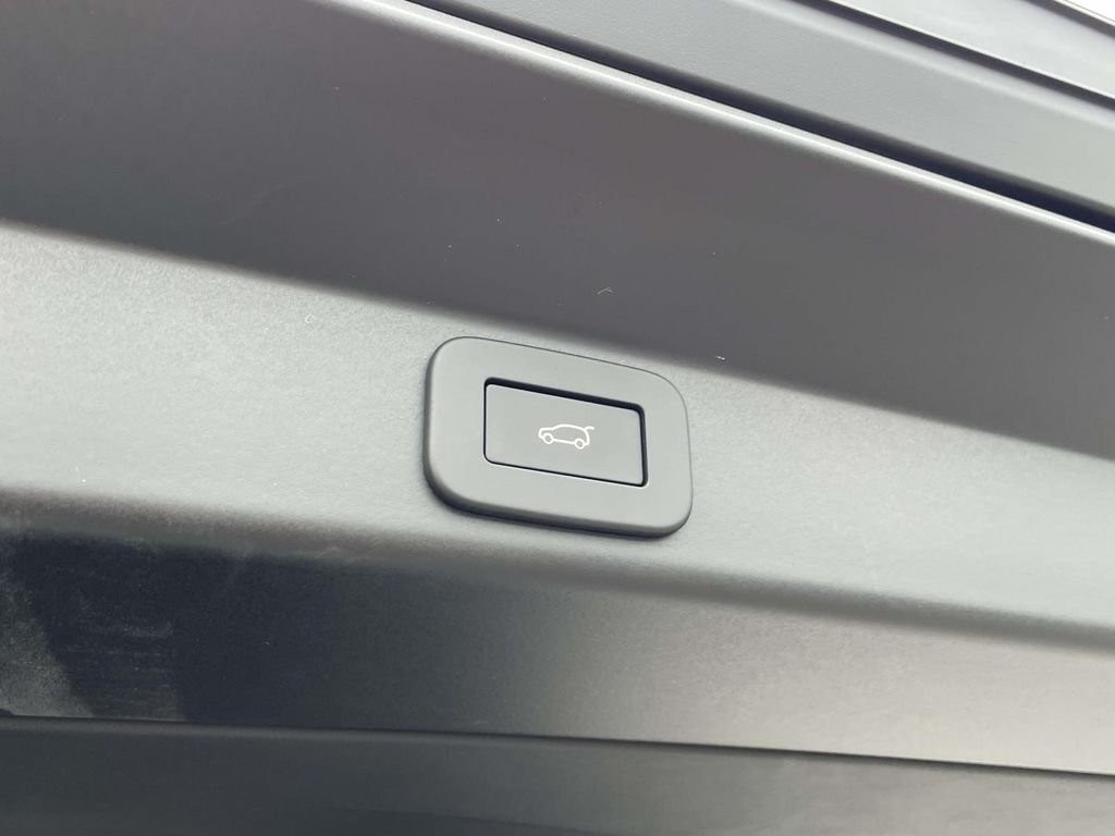 New 2026 Fuji White Land Rover Dynamic SE image 18