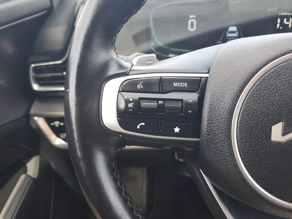 Used 2023 White Kia EX image 21