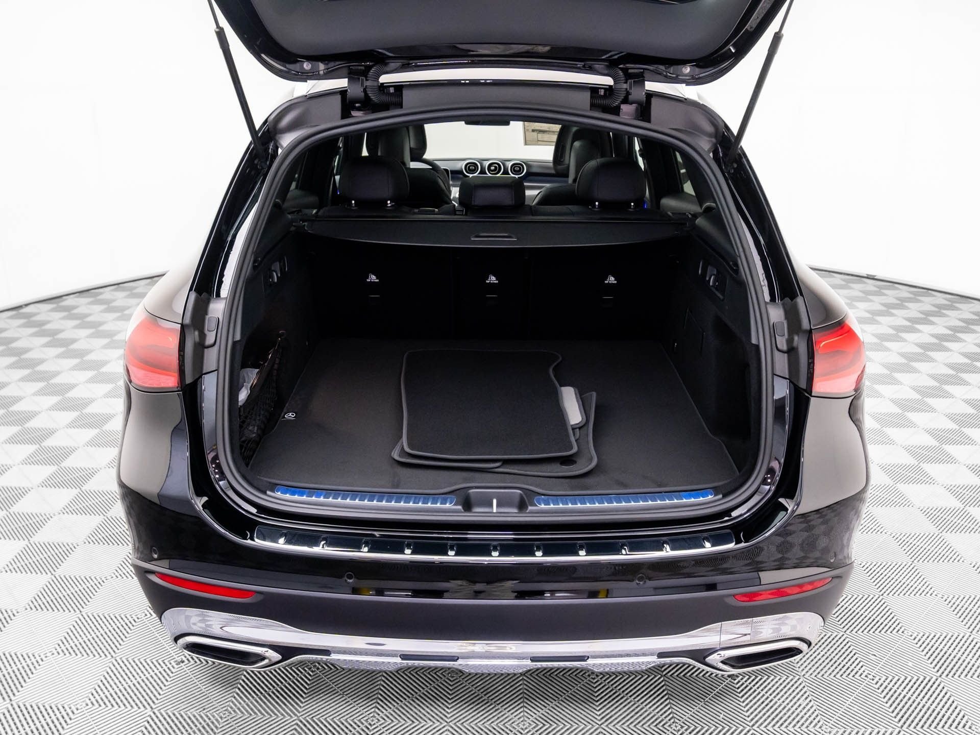 New 2026 Black Mercedes-Benz GLC 300 image 28