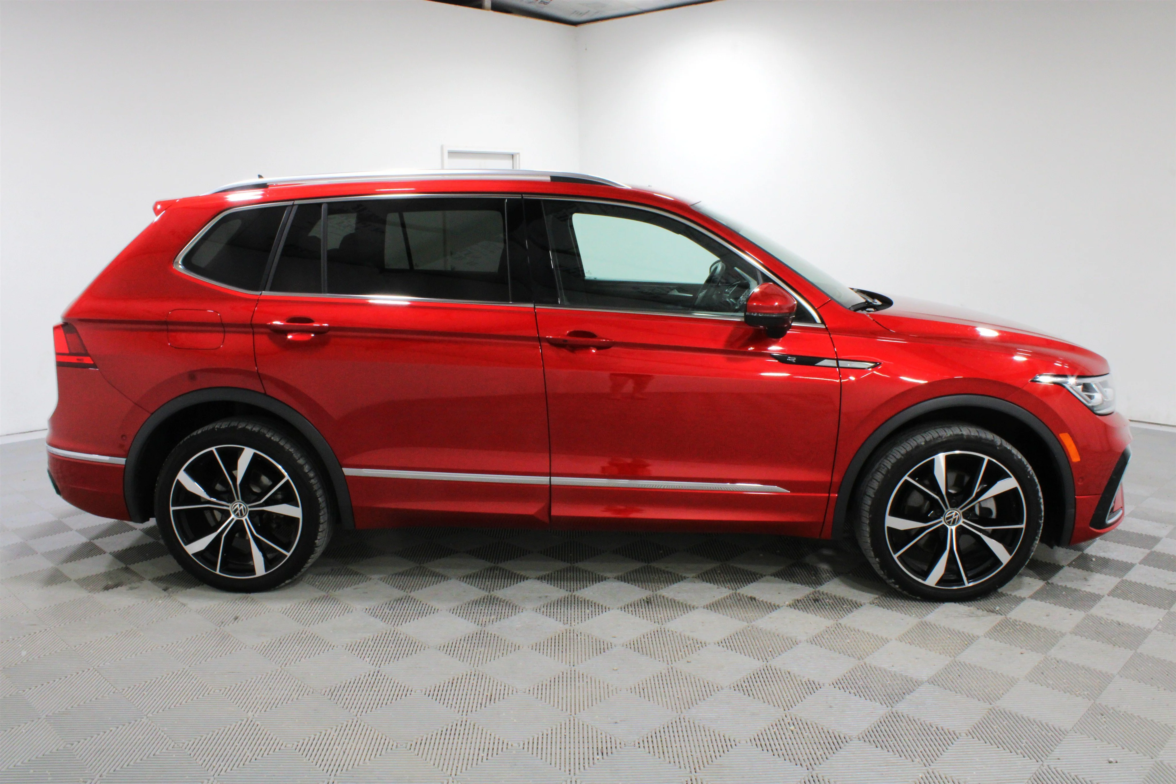 Used 2024 Kings Red Metallic Volkswagen SEL R-Line image 26