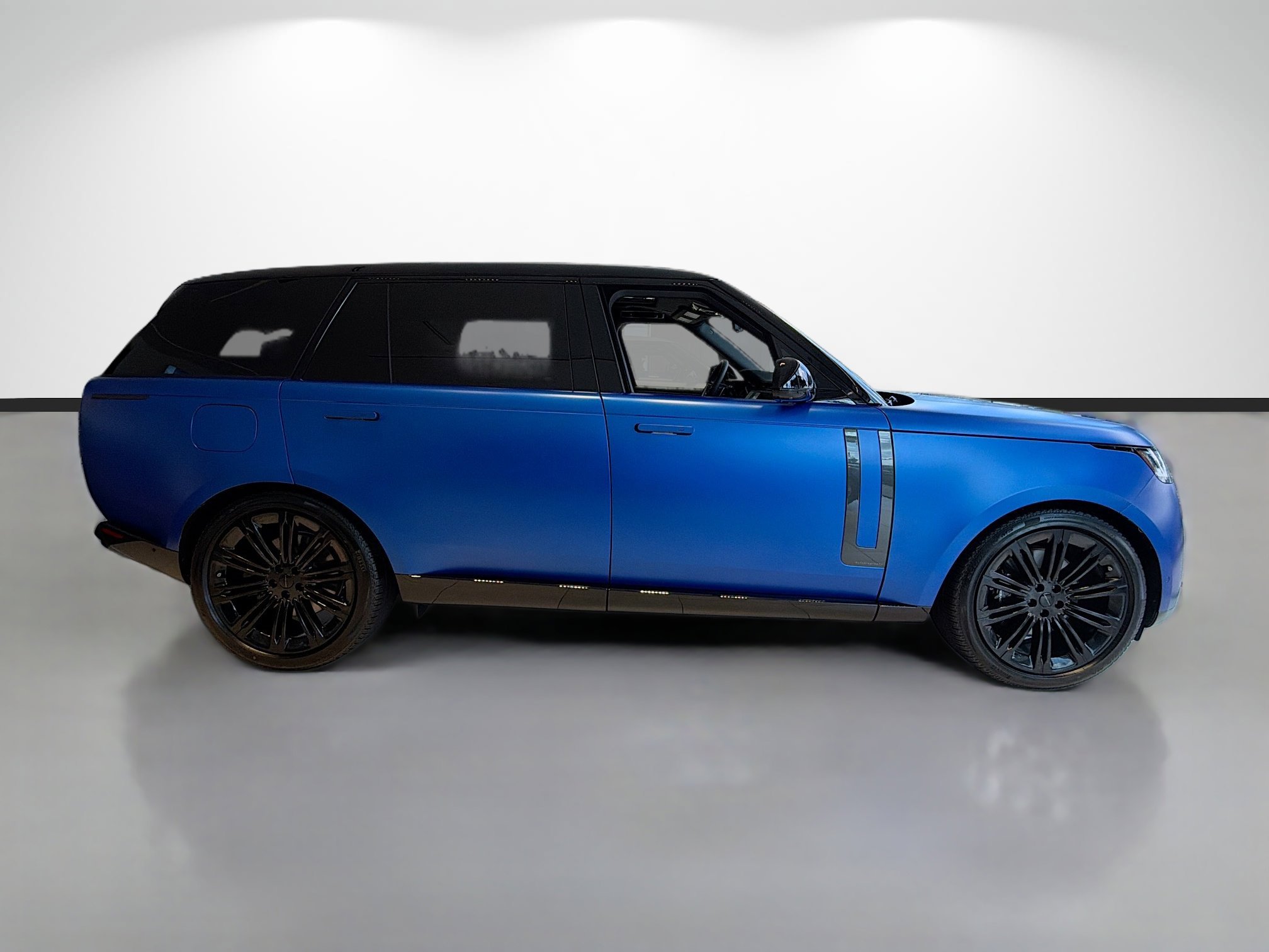 New 2026 Velocity Blue Satin Land Rover Autobiography image 5