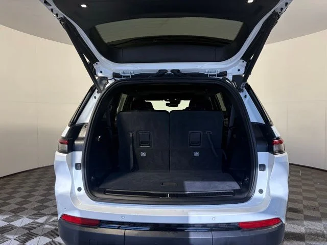 Used 2023 White Jeep Altitude image 9