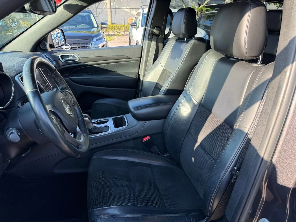 Used 2018 Gray Jeep Laredo E image 10