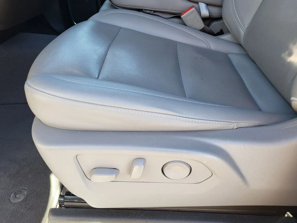 Used 2025 Summit White GMC SLT image 18