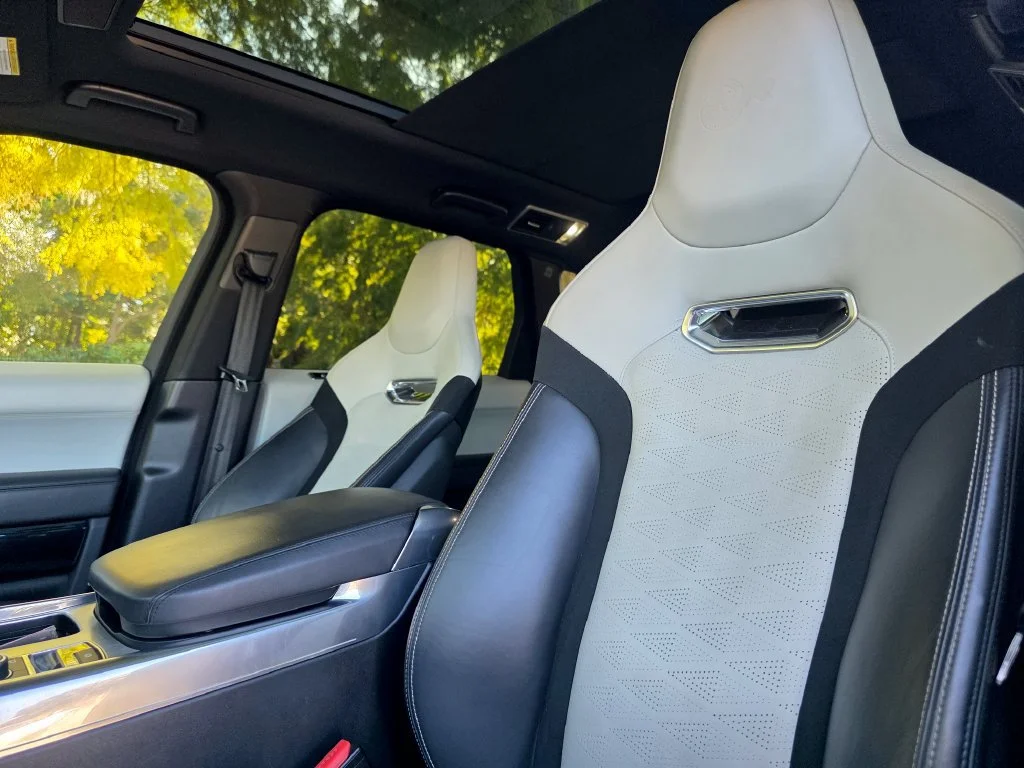 Used 2018 White Land Rover SVR image 12