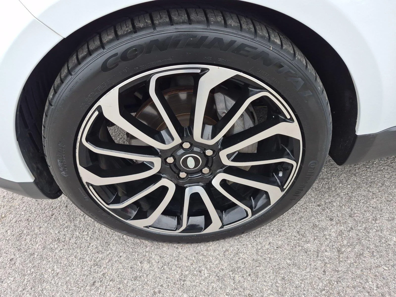 Used 2018 Fuji White Land Rover SE image 10