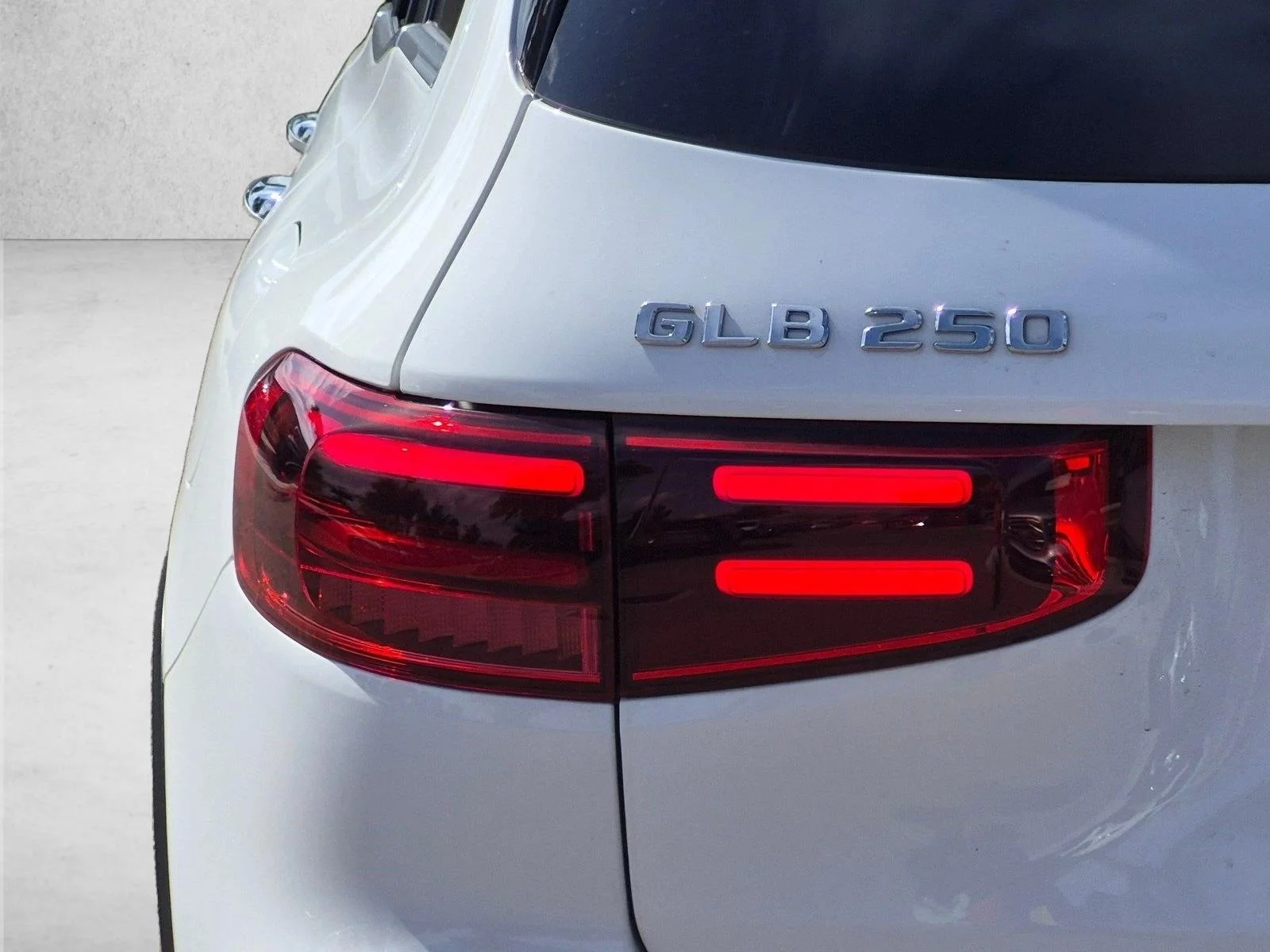 Used 2024 Polar White Mercedes-Benz GLB 250 image 9
