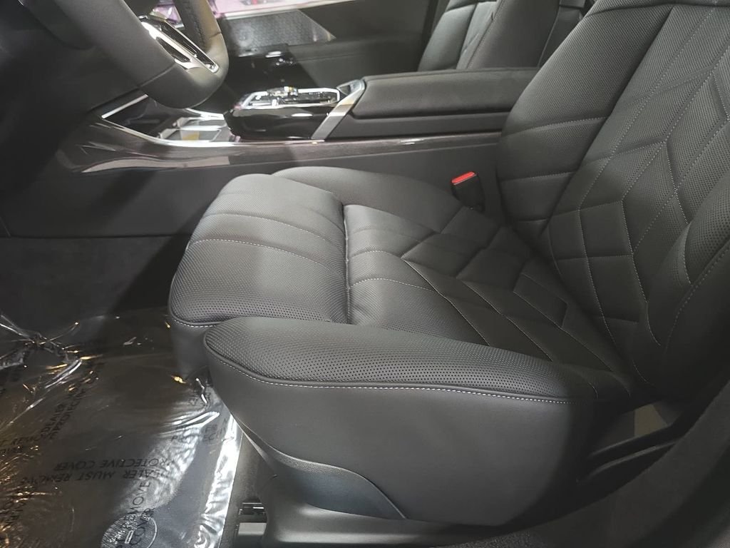 New 2026 Alpine White BMW 760i xDrive image 15