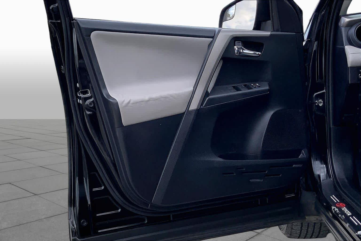 Used 2017 Black Toyota XLE image 21