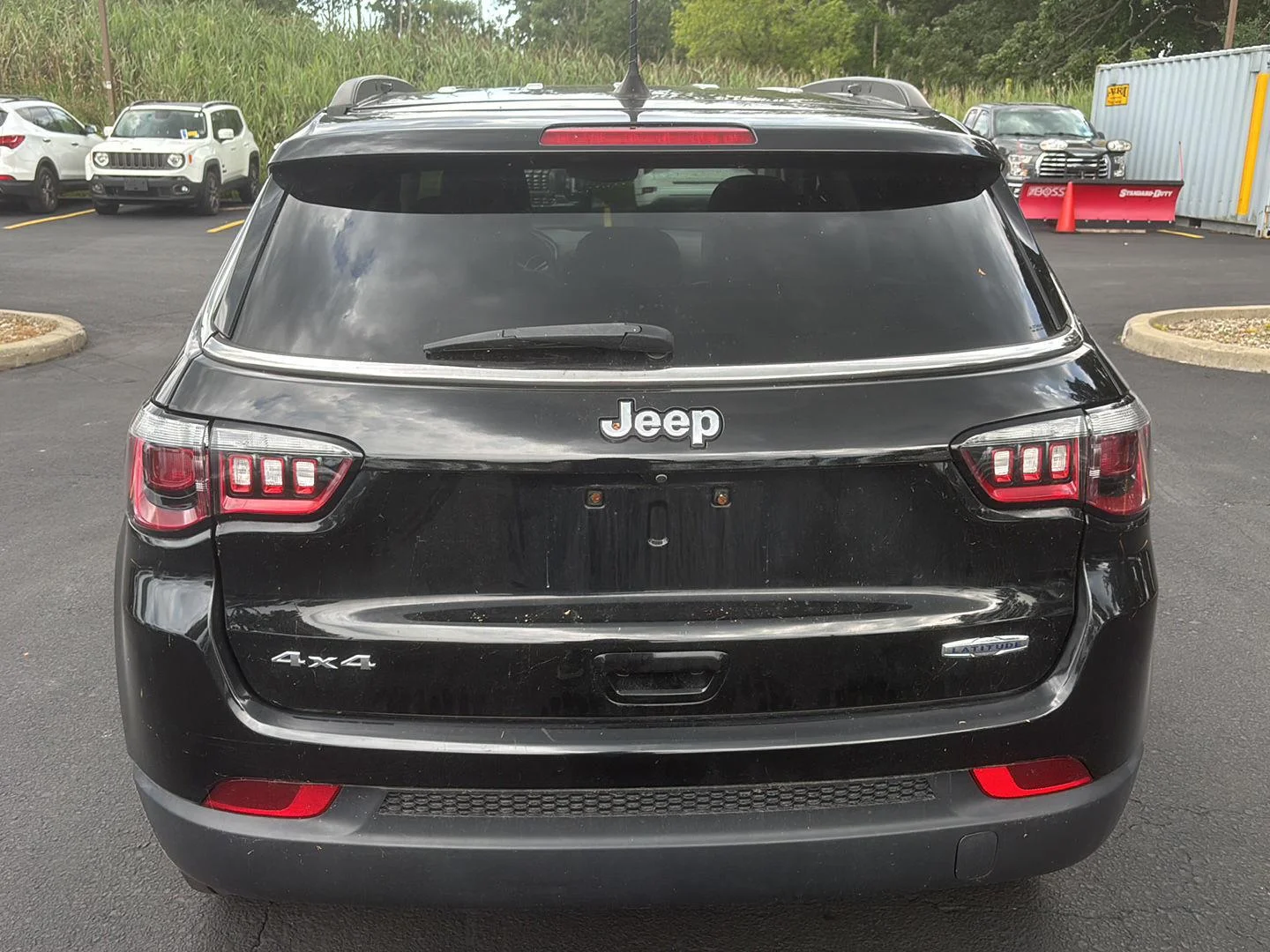 Used 2021 Diamond Black Crystal Pearlcoat Jeep Latitude image 5