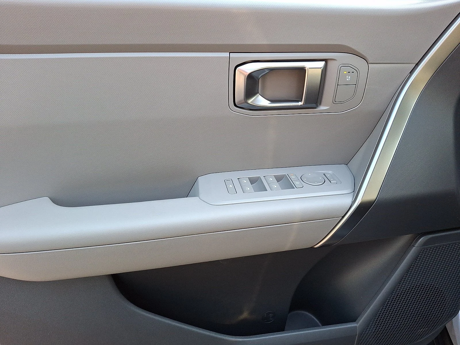 New 2027 Pale Gray Kia S image 5
