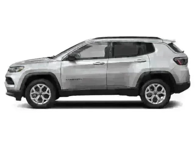 New 2026 Diamond Black Crystal Pearl-Coat Exterior Paint Jeep Latitude image 3