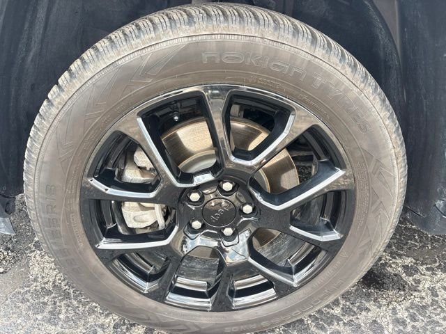 Used 2023 Silver Jeep Latitude image 27