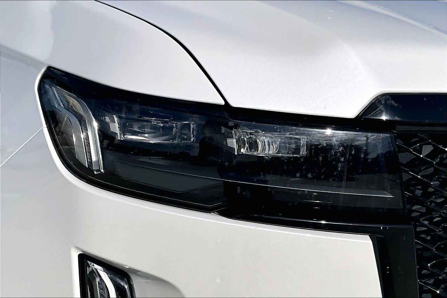 Used 2021 Crystal White Tricoat Cadillac Sport image 26