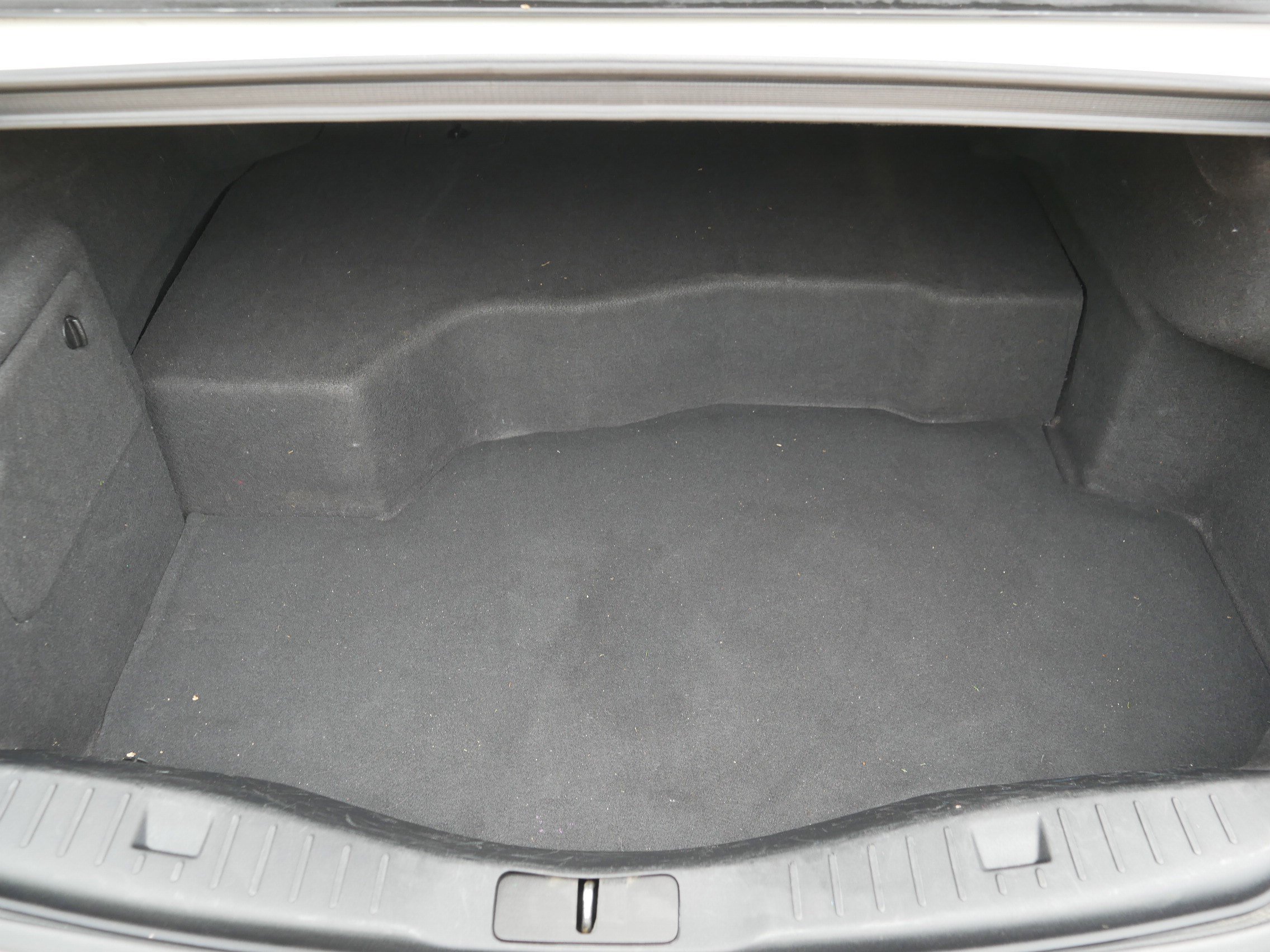 Used 2015 White Platinum Metallic Tri-Coat Lincoln Hybrid image 18
