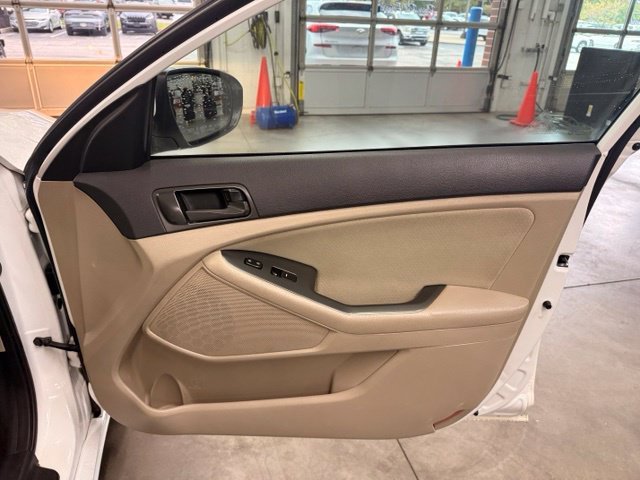 Used 2015 White Kia LX image 27