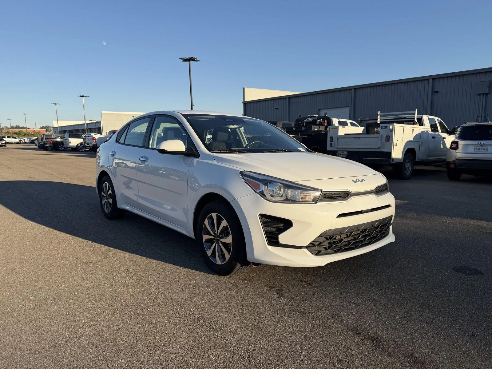 Used 2022 Clear White Kia S image 3
