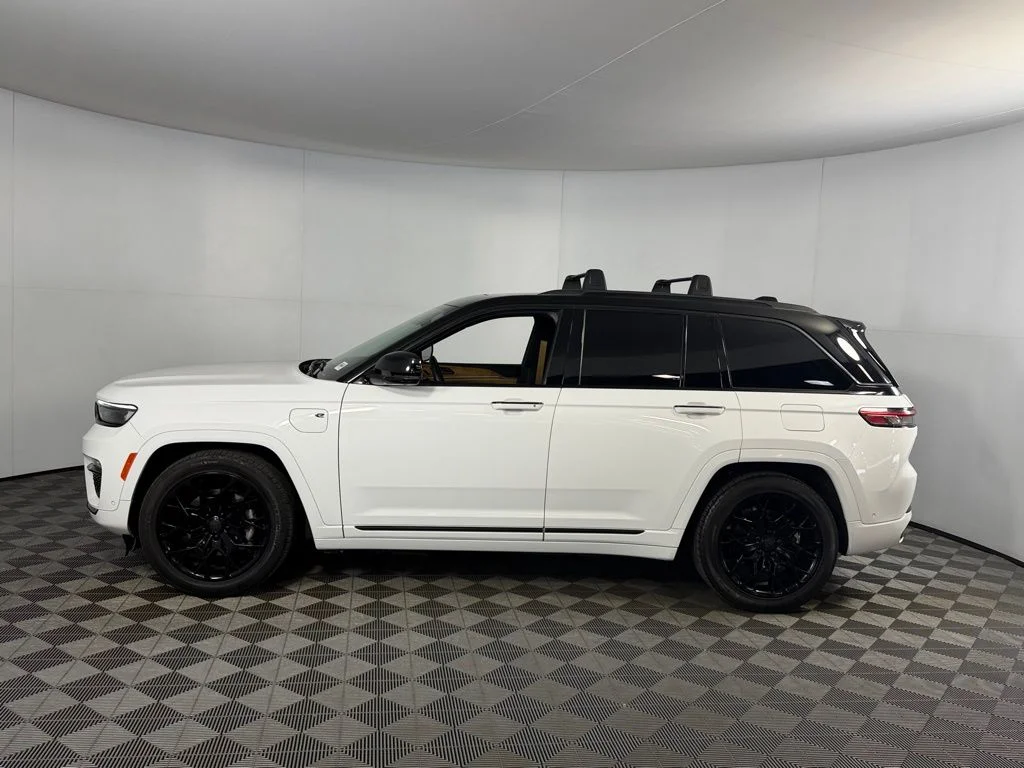 Used 2023 White Jeep Summit Reserve 4xe image 10