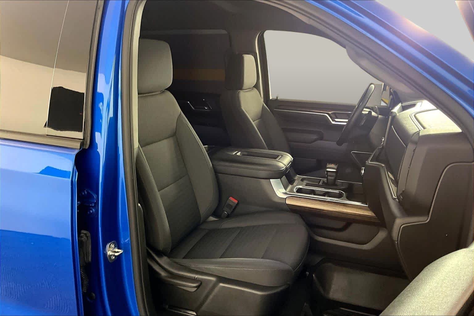 Used 2022 Dynamic Blue Metallic GMC Elevation image 9