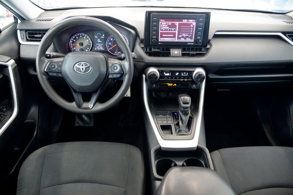 2020 Toyota RAV4 LE - Photo 17