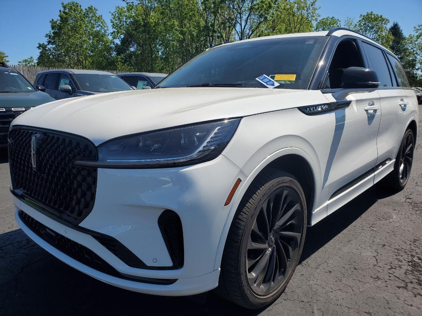 Used 2025 Pristine White Metallic Tri-Coat Lincoln Reserve image 4