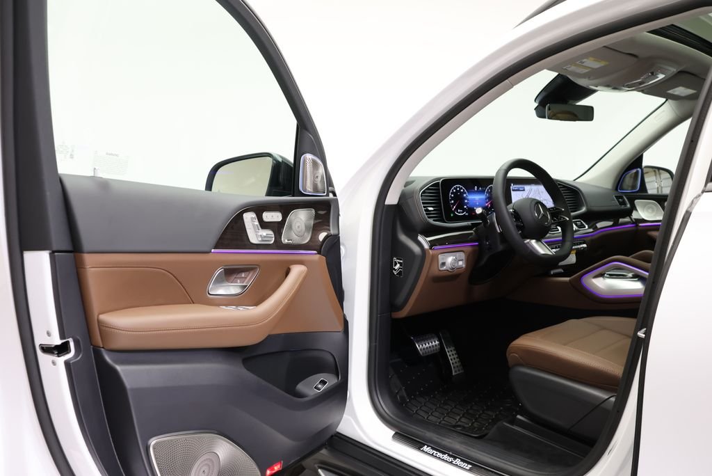 New 2026 MANUFAKTUR Moonlight White Metallic Mercedes-Benz GLS 450 image 37