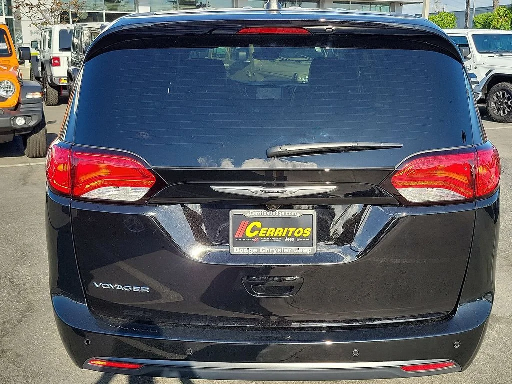 2025 Chrysler Voyager LX - Photo 19