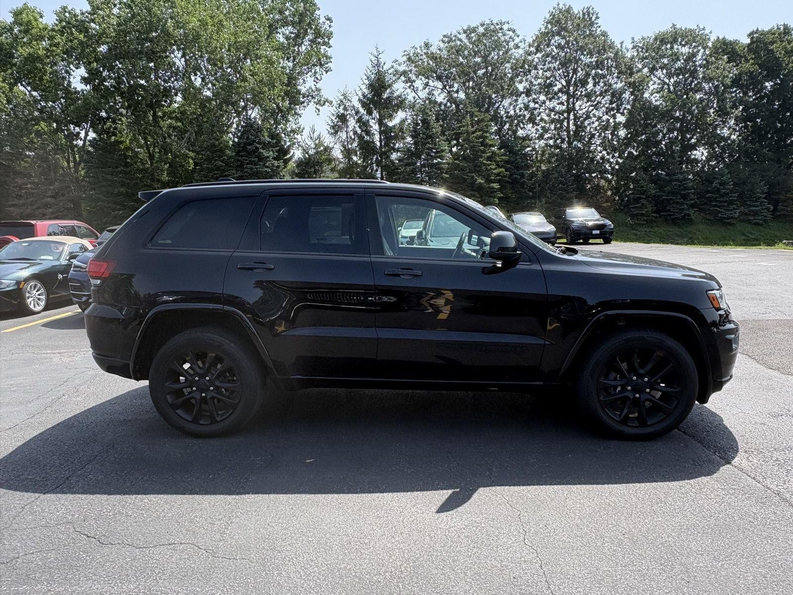 Used 2020 Diamond Black Crystal Pearlcoat Jeep Altitude image 8