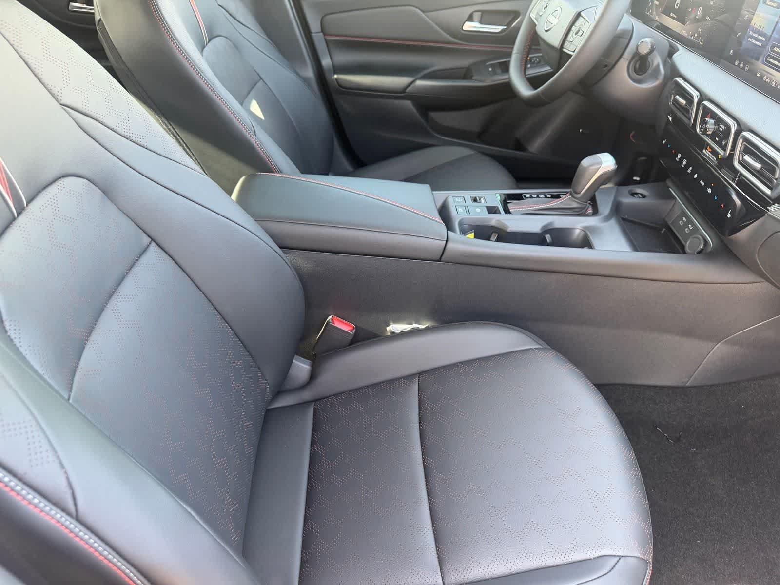Nueva imagen del Nissan SR 2026 en dos tonos: Bluestone Pearl y Super Black (12)