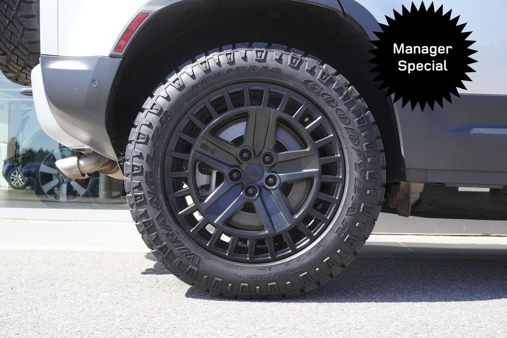 Used 2024 Silver Land Rover V8 image 32