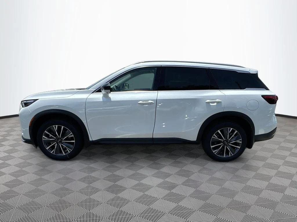 New 2027 RADIANT WHITE INFINITI Luxe FWD image 8