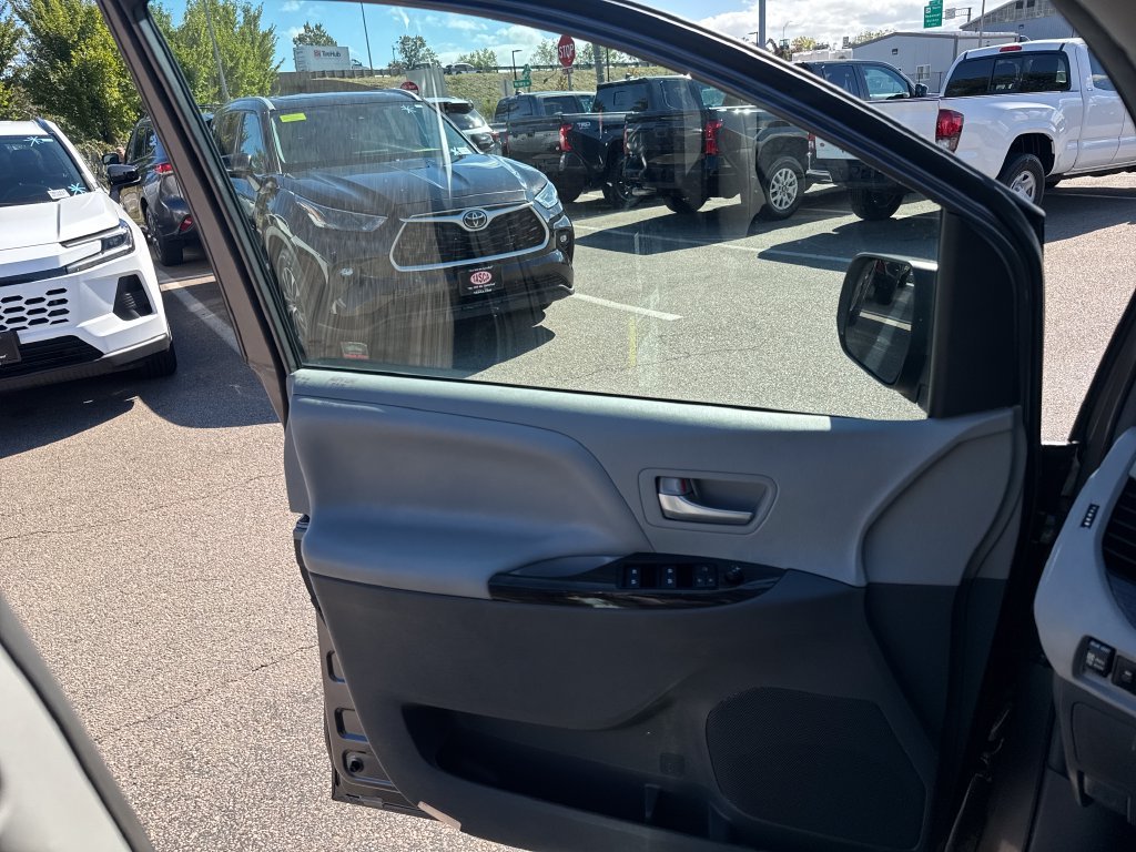 Used 2017 Gray Toyota XLE Premium image 34