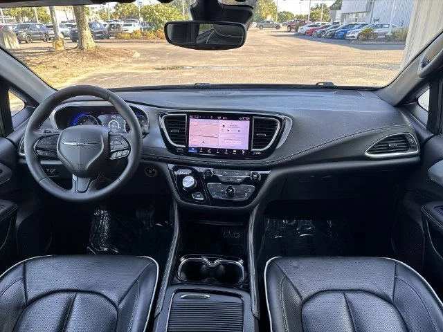 Used 2025 White Chrysler Limited image 9