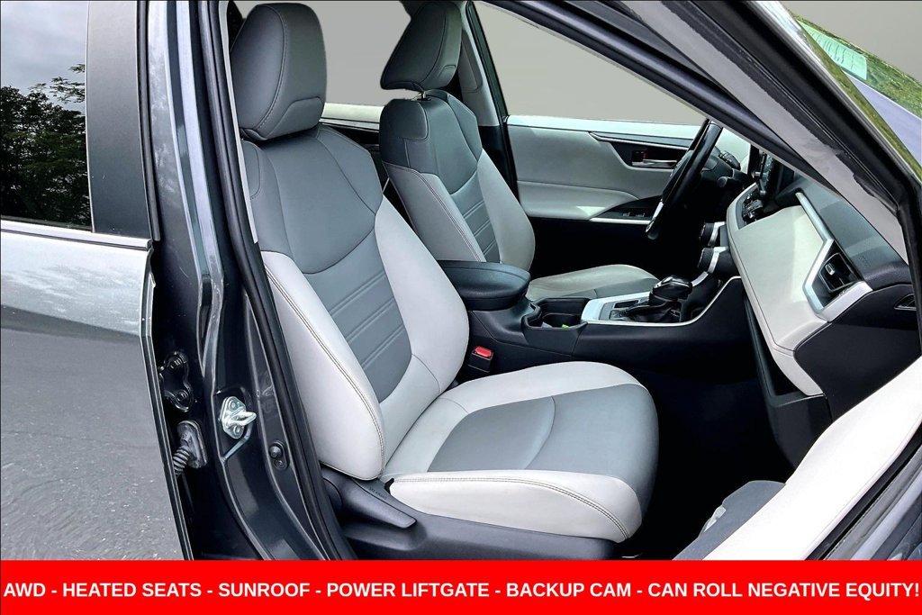 Used 2020 Gray Toyota XLE Premium image 28