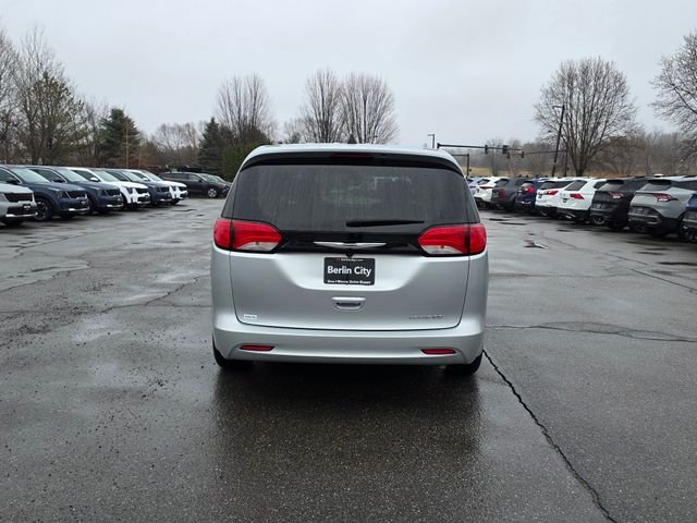 Used 2023 Silver Mist Clearcoat Chrysler LX image 7