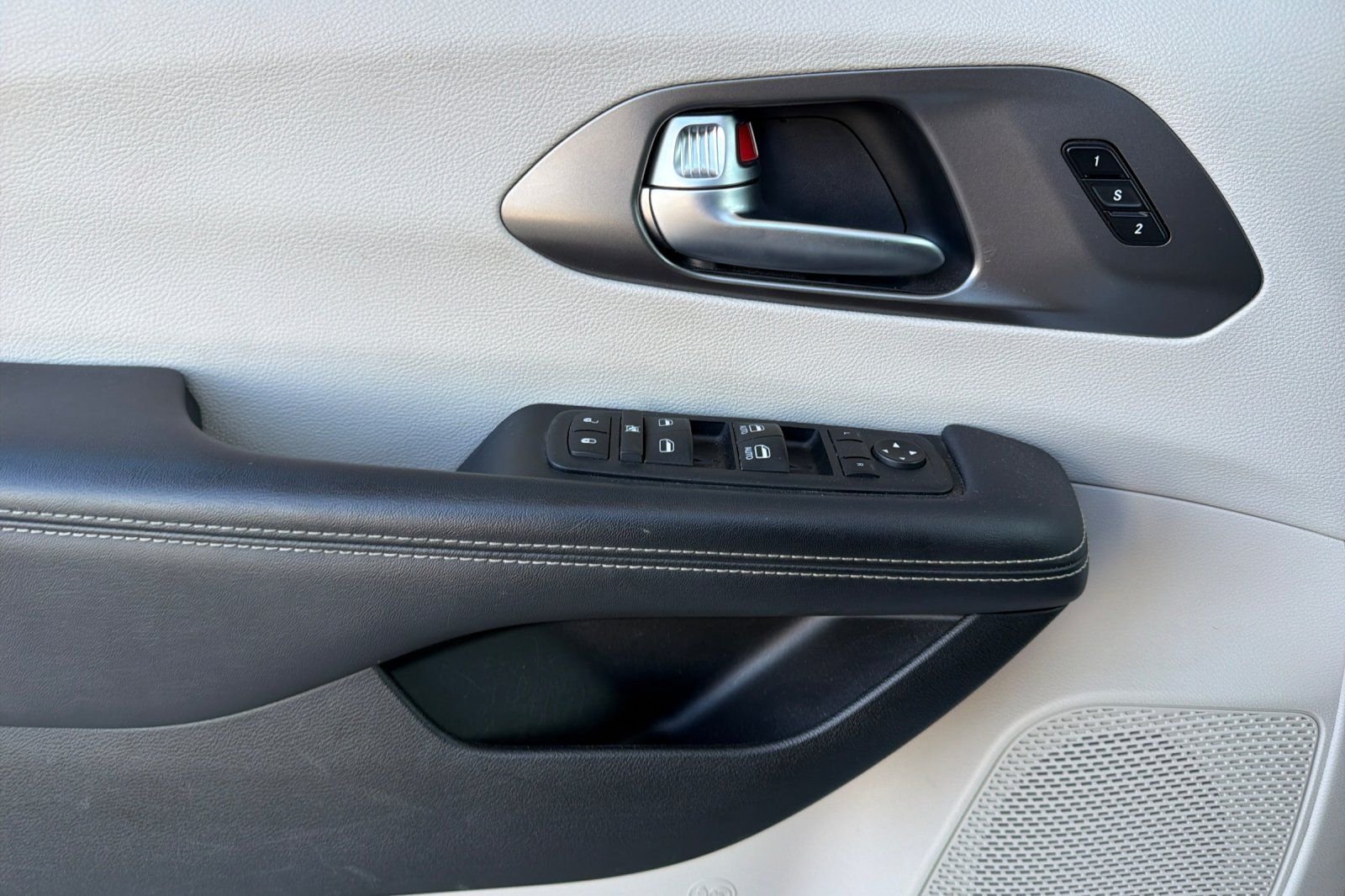 Used 2023 Silver Chrysler Touring L image 13