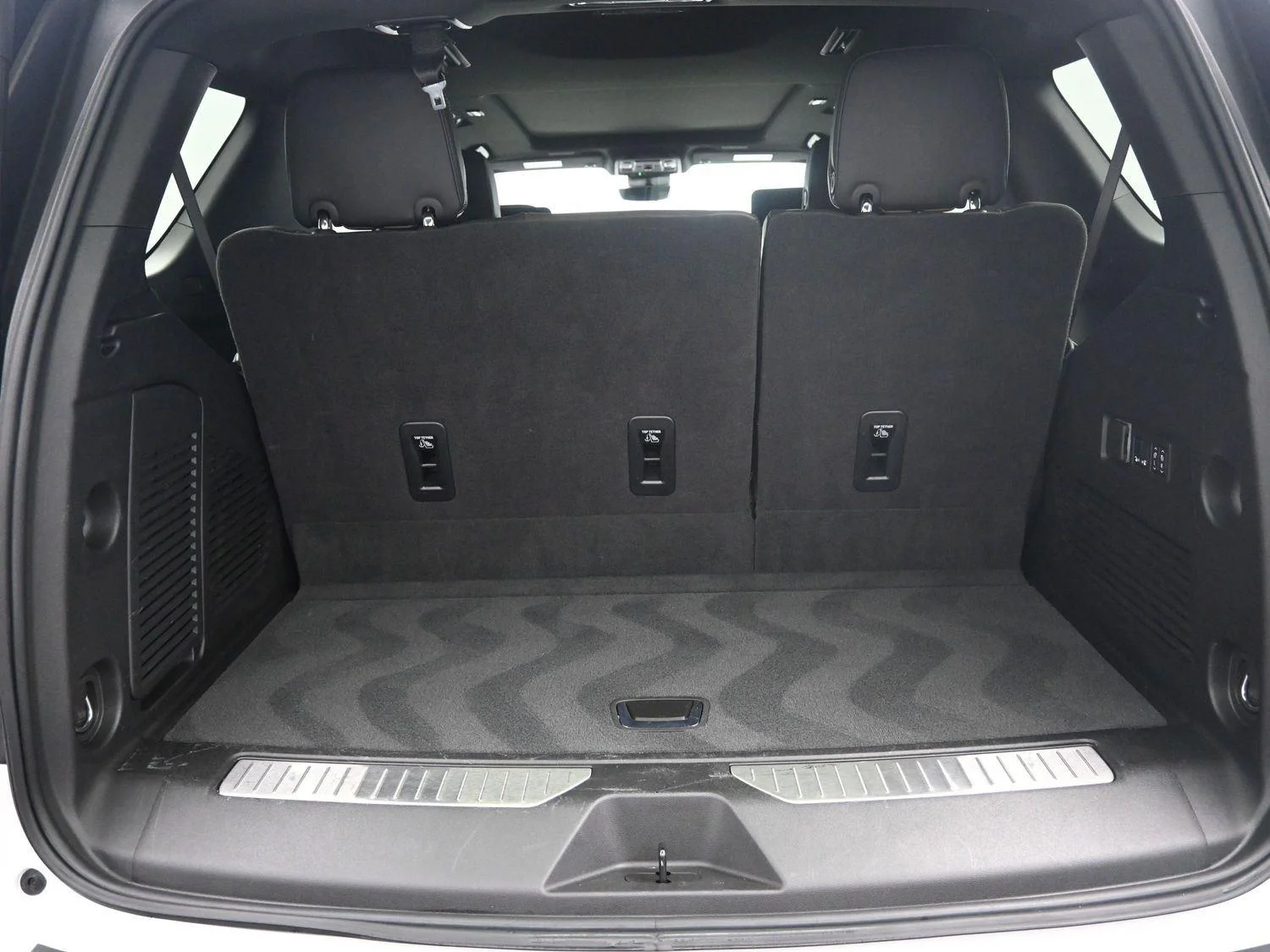 Used 2025 White Frost Tricoat GMC Denali Ultimate image 20