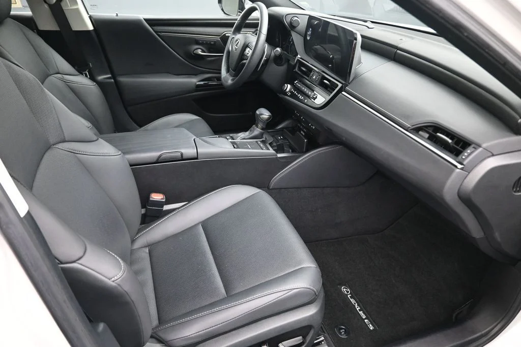 Used 2022 White Lexus 300h image 26