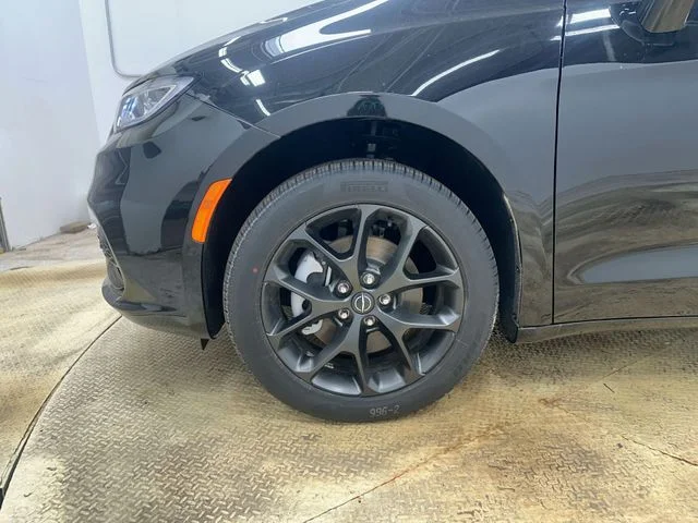 New 2026 Diamond Black Crystal Pearl-Coat Exterior Paint Chrysler Limited image 20