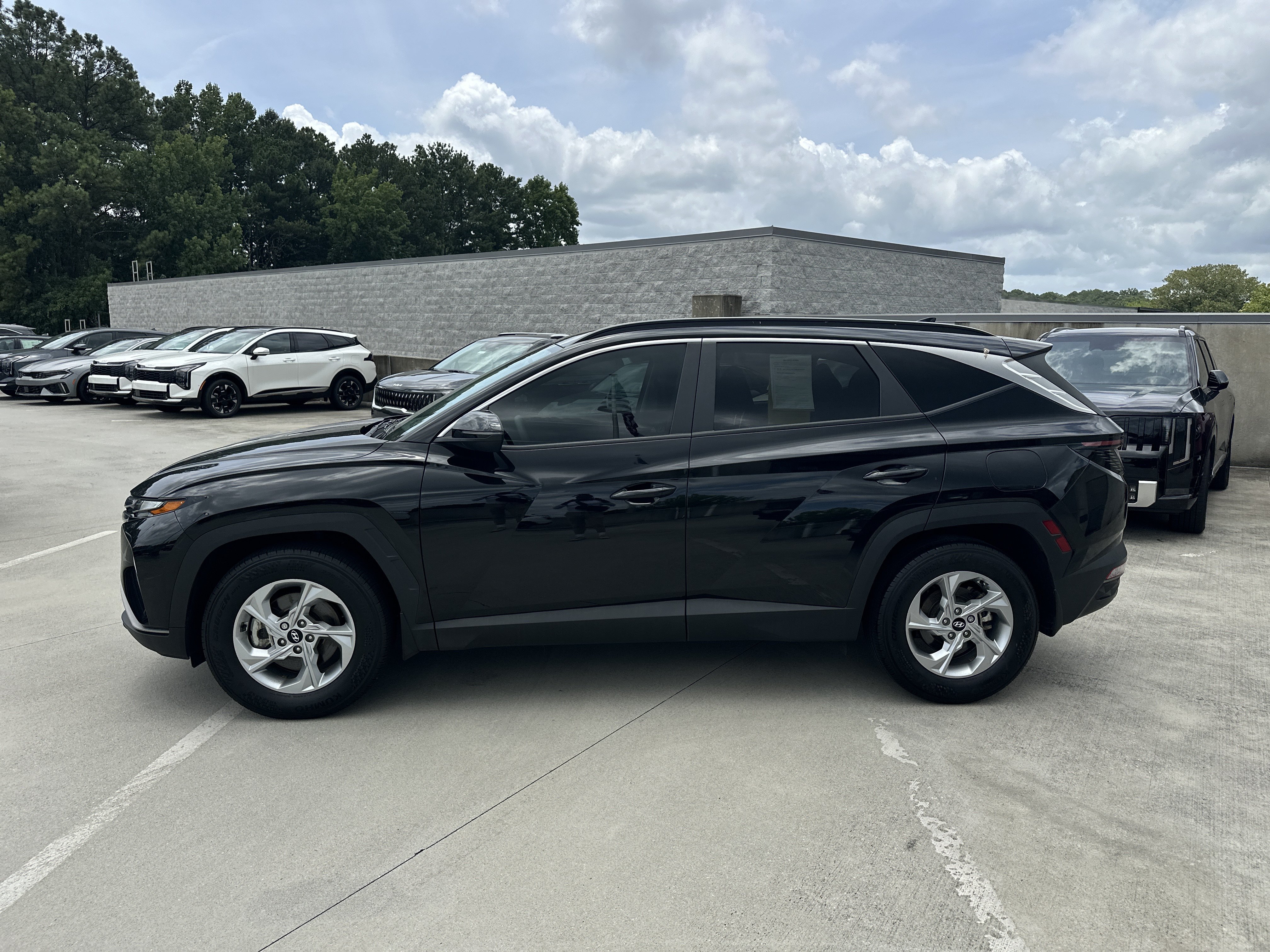 Used 2022 Phantom Black Hyundai SEL image 9