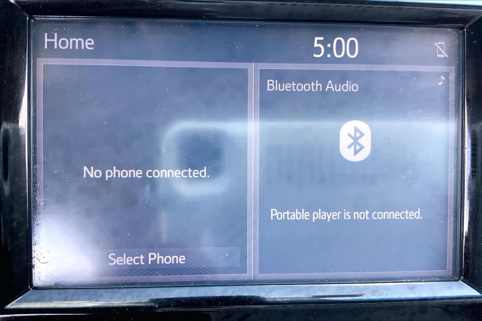Used 2018 Super White Toyota LE image 35