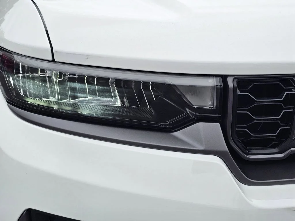 New 2026 Bright White Clear-Coat Exterior Paint Jeep Altitude image 4