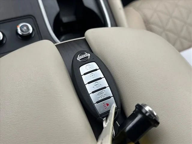 Used 2020 White Nissan Platinum image 32