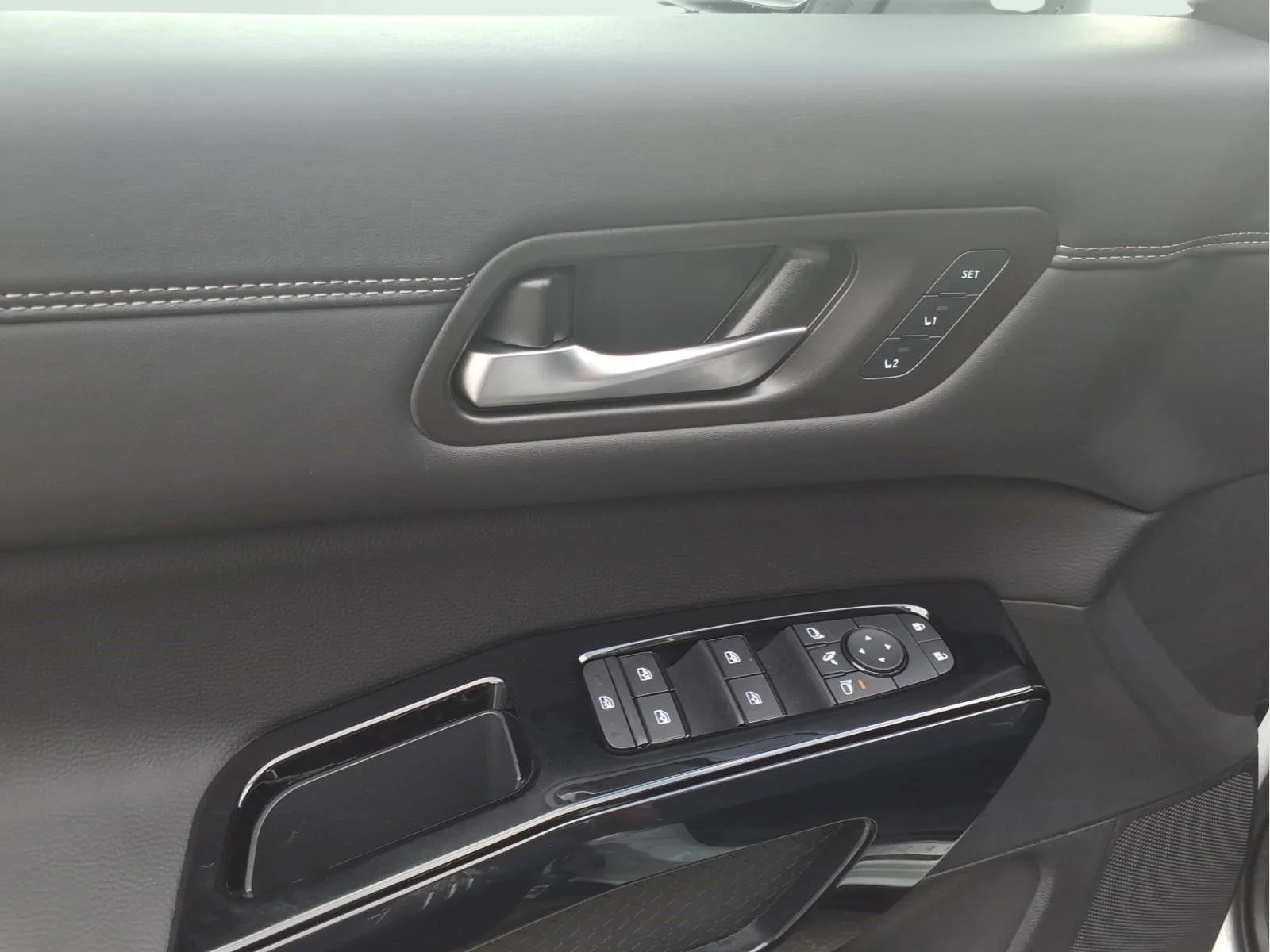 New 2026 Everest White Pearl TriCoat Nissan Platinum image 12