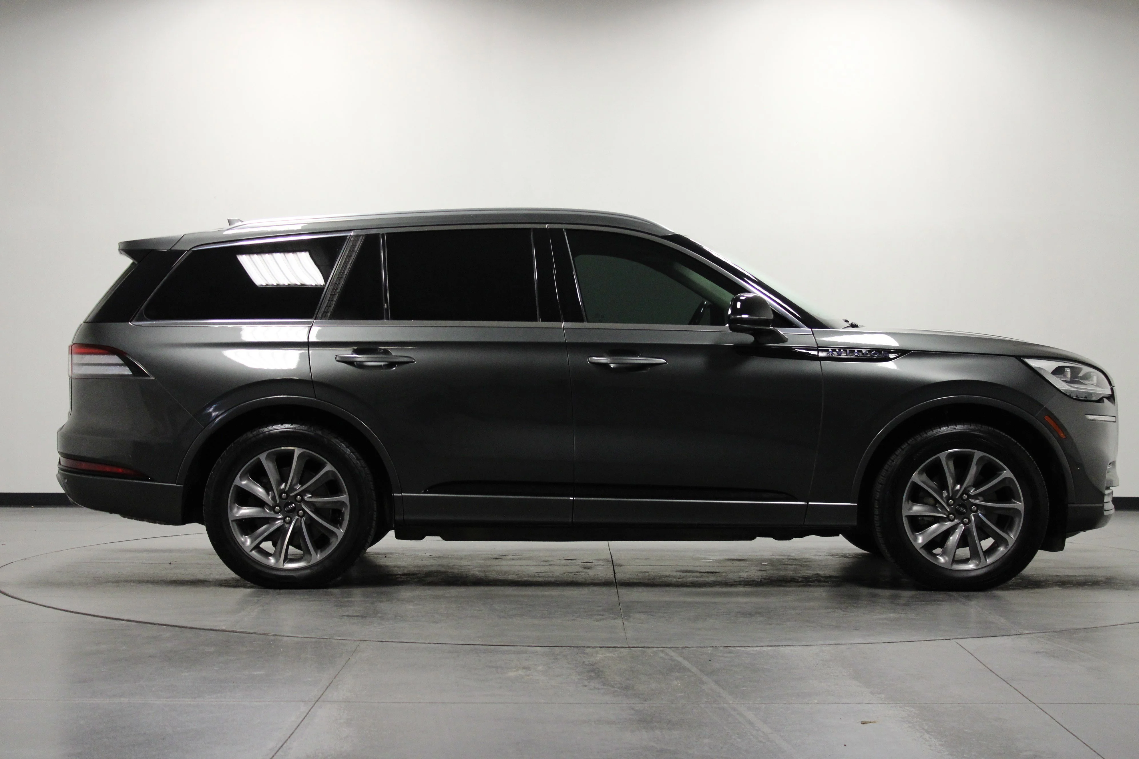 Used 2020 Magnetic Gray Lincoln Grand Touring image 3