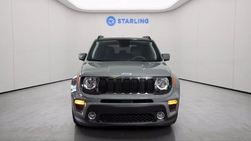 Used 2021  Jeep Latitude image 16