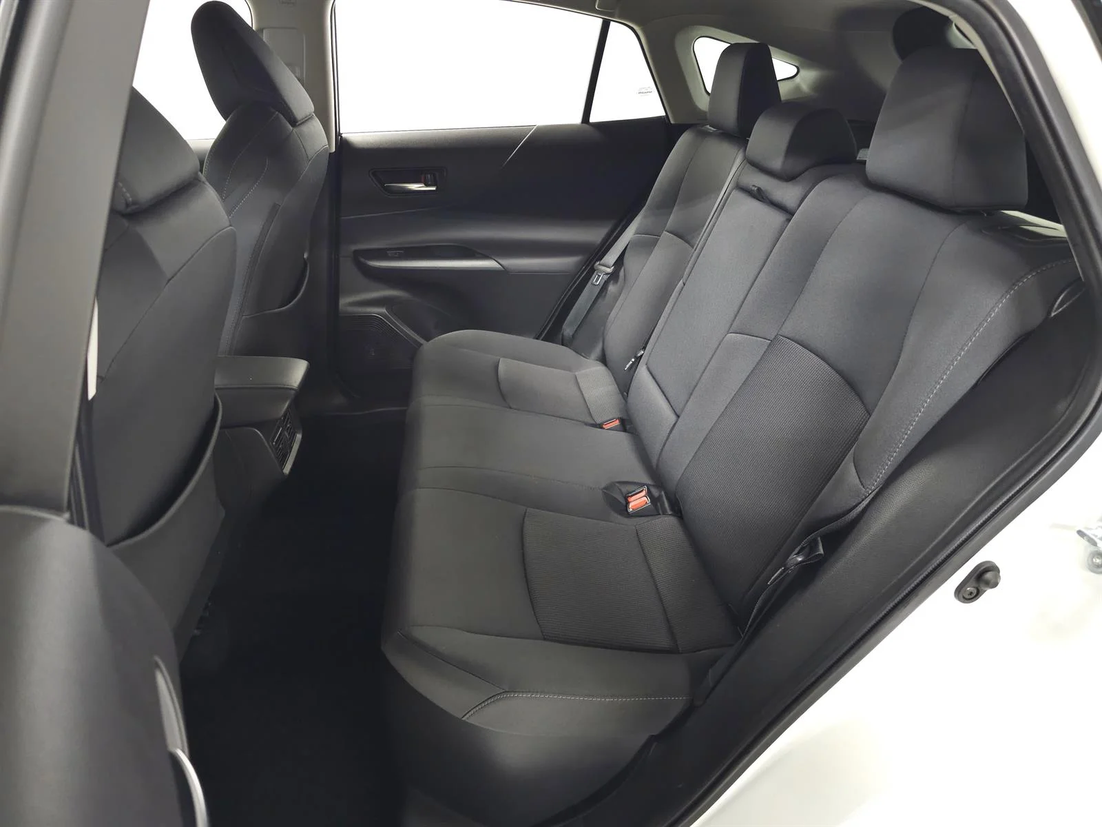 Used 2022 White Toyota LE image 29