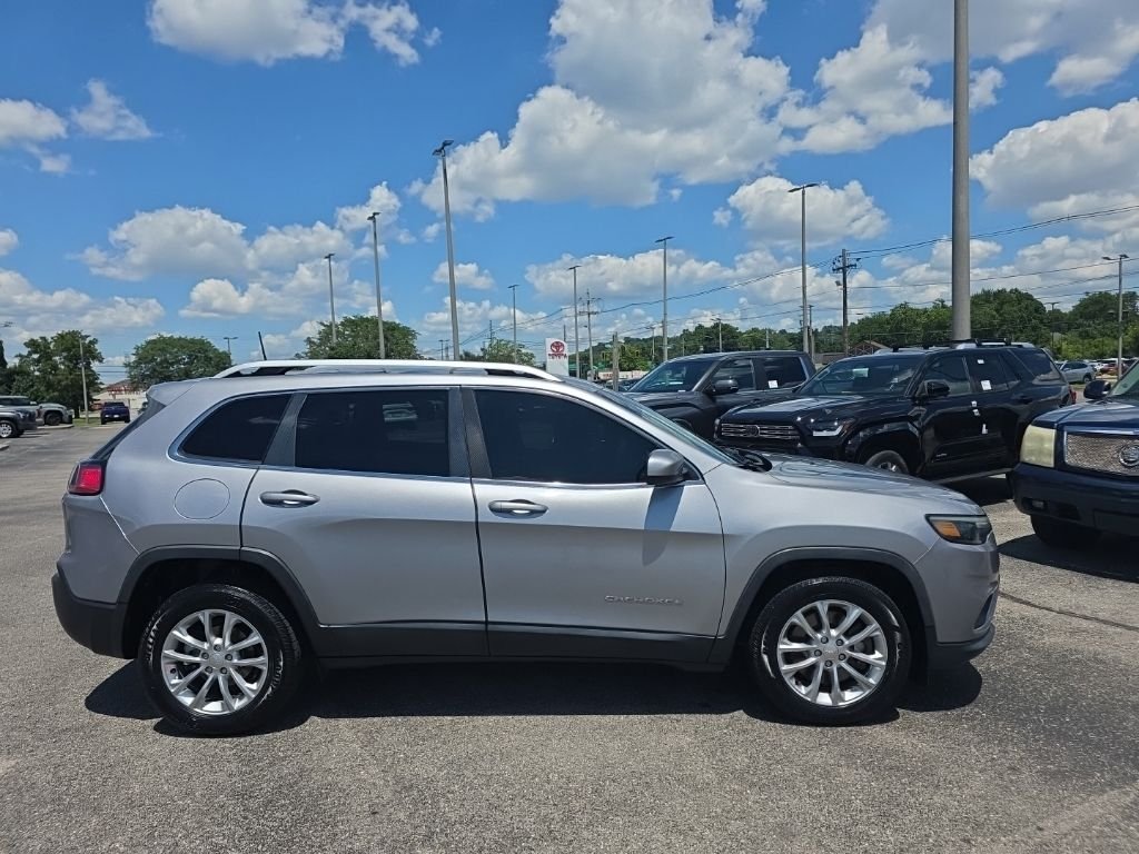 Used 2019 Silver Jeep Latitude image 3