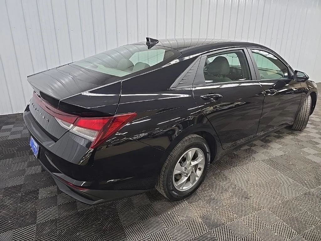 Used 2022 Black Hyundai SE image 10