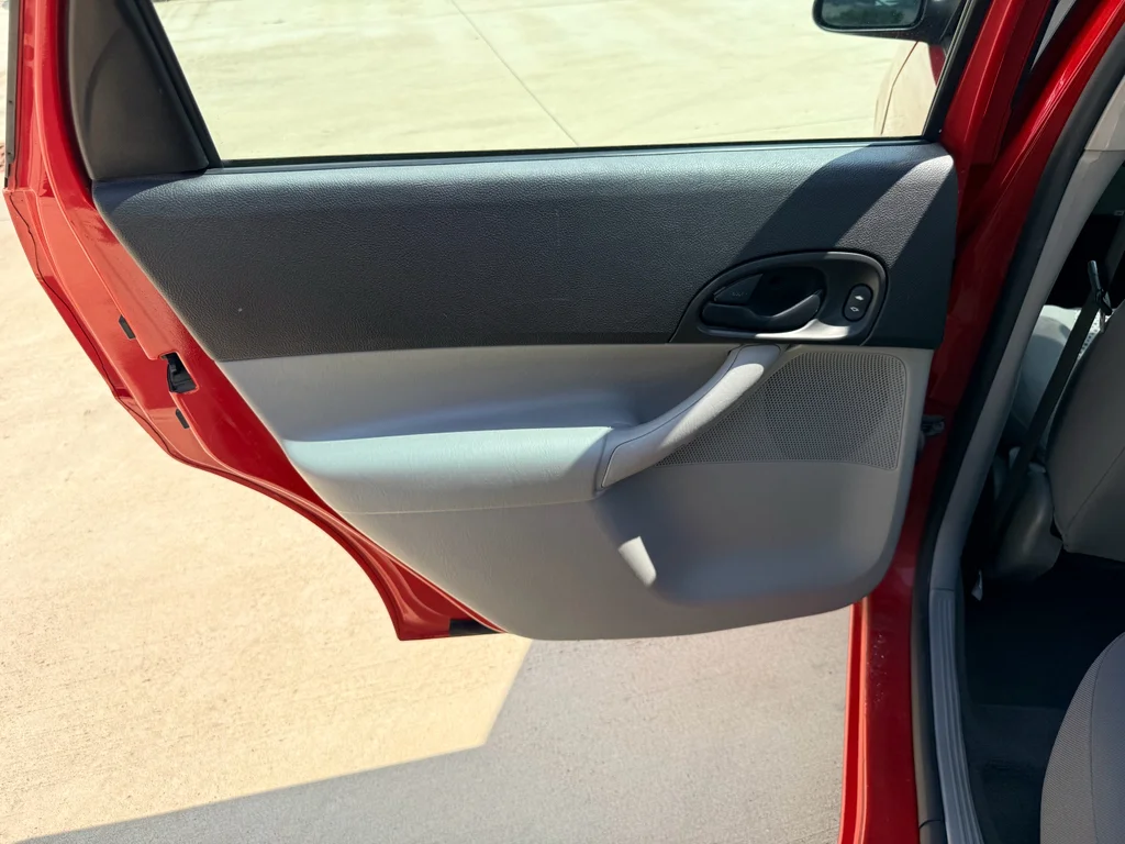 Used 2006 Infra-Red Clearcoat Ford SE image 19